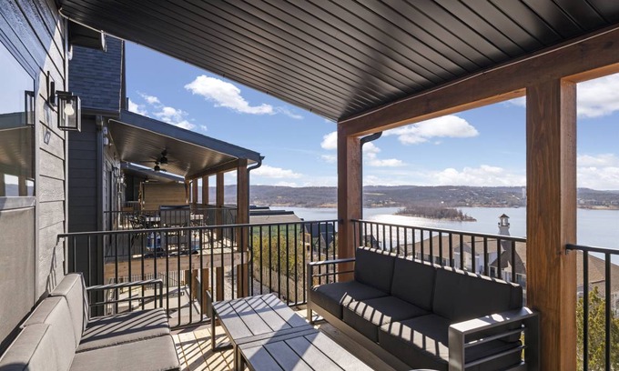 Hollister House | 323 m² House ∙ 7 bedrooms ∙ 28 guests