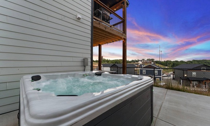 Table Rock House | 343 m² House ∙ 9 bedrooms ∙ 18 guests