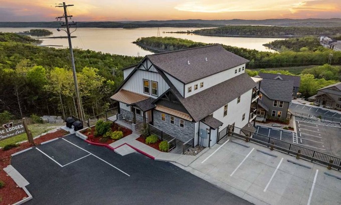 Table Rock House | 567 m² House ∙ 12 bedrooms ∙ 54 guests