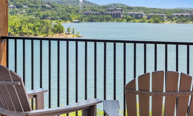 Hollister House | Amazing Views of Table Rock, Pvt Hot Tub, Theatre Room, Free Daily Tickets to Branson Attractions!