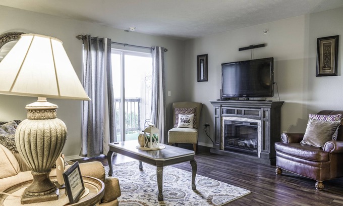 Branson Condo | 🌺Beautiful 3 BR with View🎡 Near the Strip, Pool🏊 (VIN2954-5)