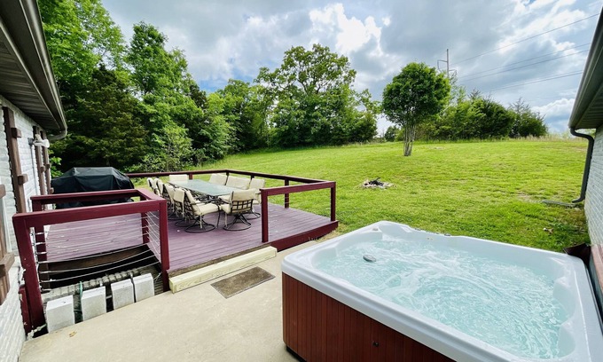 Branson House | BEAUTIFUL VERY SPACIOUS home in heart of Branson - Hot Tub, Game Room,Large Yard