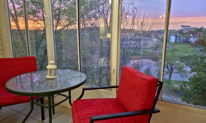 Branson Condo | By Strip~Small Lake~Golf Course Views~Dogs Ok