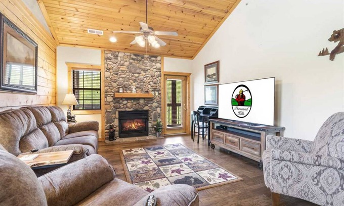 Branson Theater District Cabin | Cabin ∙ 2 bedrooms ∙ 4 guests