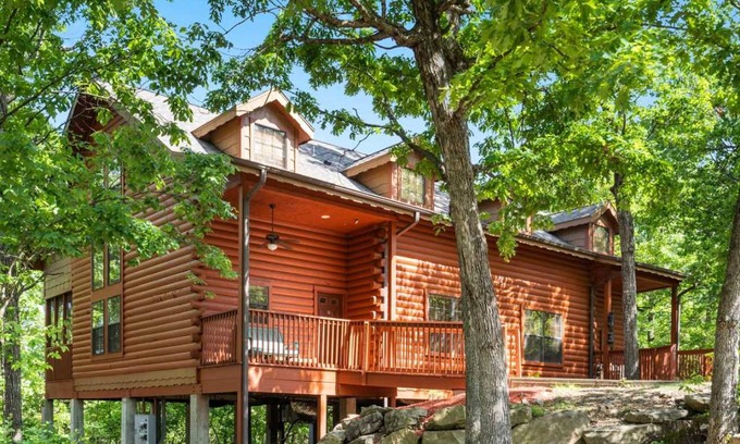Branson Theater District Cabin | Cabin ∙ 3 bedrooms ∙ 8 guests