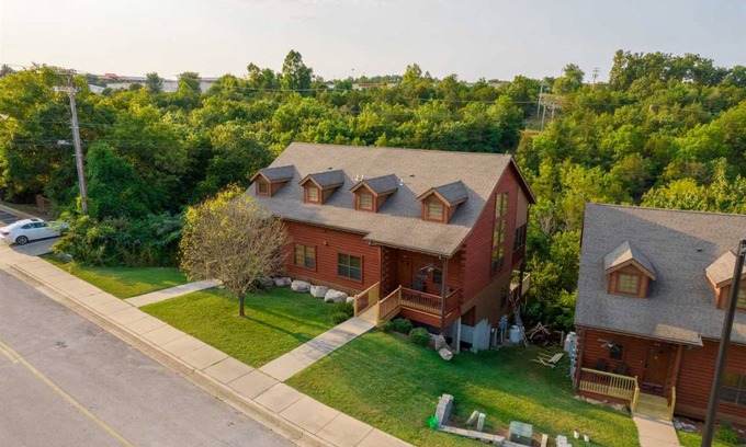 Branson Theater District Cabin | Cabin ∙ 4 bedrooms ∙ 10 guests