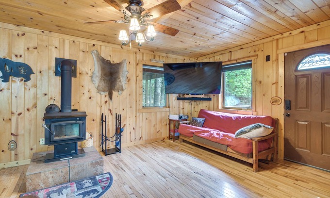 Blue Eye Cabin | Cabin on Table Rock Lake w/Hot Tub & Fire Pit!