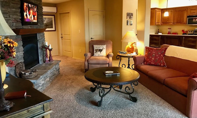 Hollister Condo | Cedar's Rest - Luxury Flat With Spectacular Views!