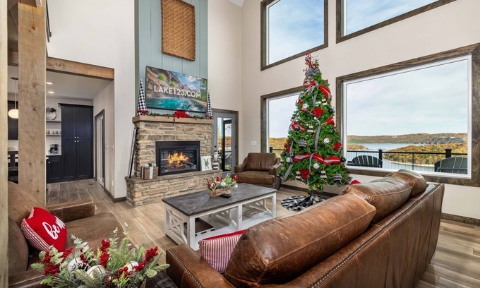 Kimberling City House | Close to Dogwood Canyon/SDC Modern Lakefront Private Lodge with Free Resort Amenities