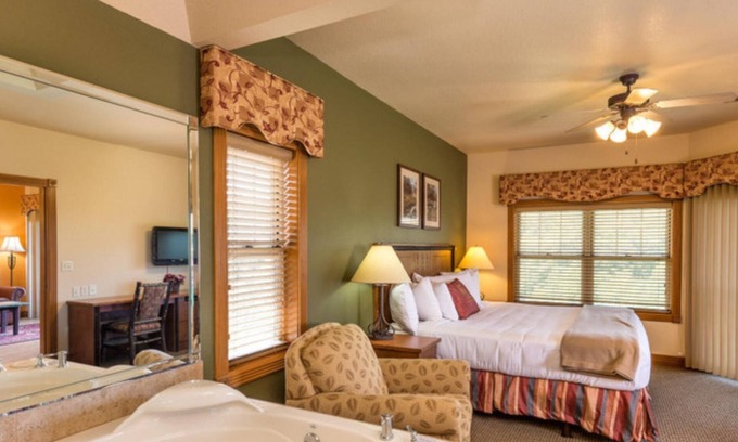 Branson Theater District Condo | Cozy 2-bedroom condo in lovely Branson with fitness room, WiFi