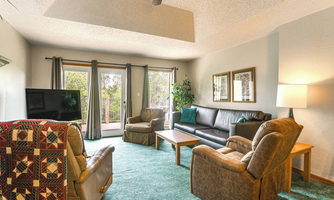 Branson West House | Cozy Branson Townhome 1 Mi to Silver Dollar City!