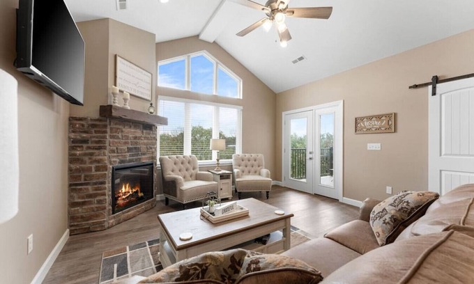 Branson Apartment | Cozy & Spacious Retreat in the Heart of the City + Free Tickets!
