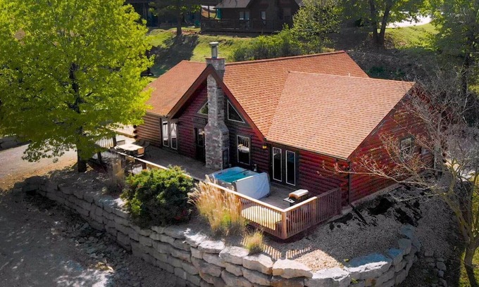 Ridgedale Cabin | Custom Decor, HotTub, Real Log Cabin, Grill, Near Big Cedar