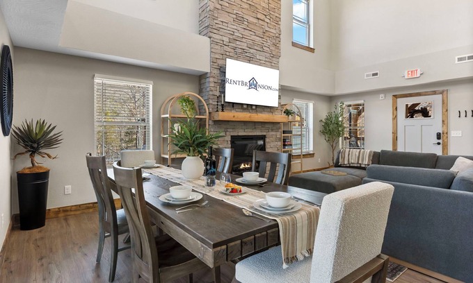 Hollister Cabin | Getaway w Pvt Hot Tub-Cmty Indoor Pool-Free Attraction Tickets-Near Thunder Ridge
