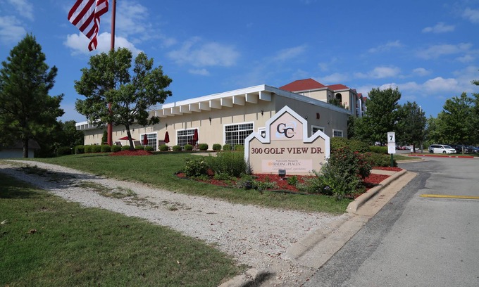 Branson Condo | Golf course view Branson Surrey w/master hot tub. Thanksgiving Nov. 26-30, 2025!
