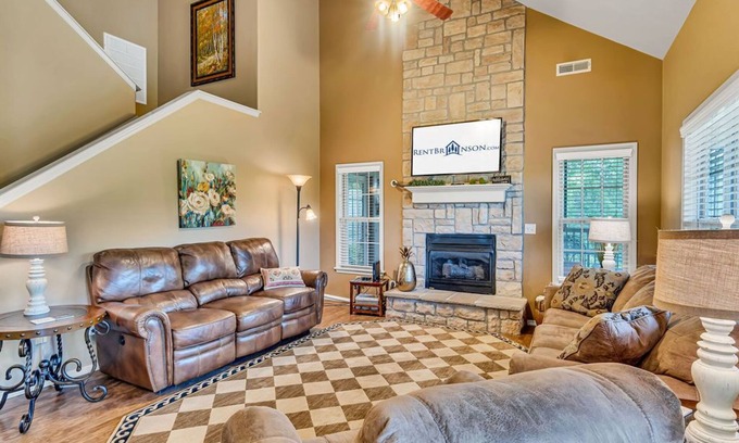 Branson West Condo | Golf Lover's Paradise-Course OnSite-Games-$400 of Daily Tickets-Cmty Outdoor Pool-Near Sdc