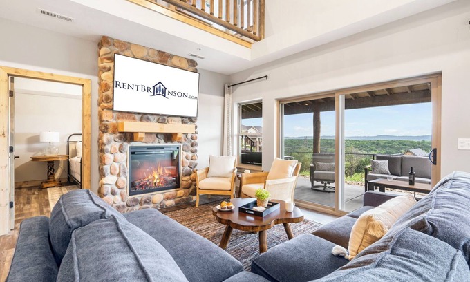 Table Rock House | Golf Simulator- Private Hot Tub- Lake Views- Free Daily Tickets- Close to Attractions- Outdoor Pool