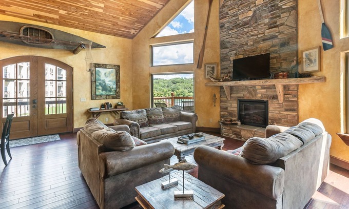 Branson House | Gorgeous 6 Bedroom Lakefront Lodge