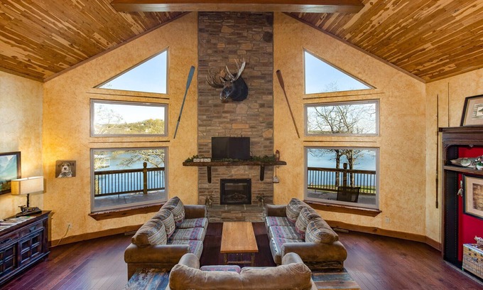 Branson Cabin | Gorgeous 6 Bedroom Lakefront Lodge