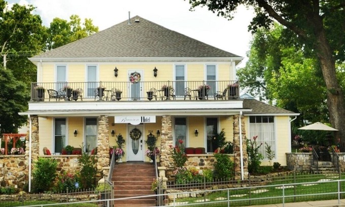 Downtown Branson Hotel | Historic Boutique Hotel