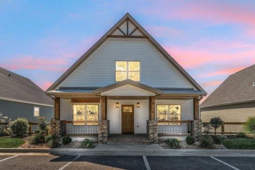 Hollister House | Hooked on Branson Cove - Pool Hot Tub & Fireplace