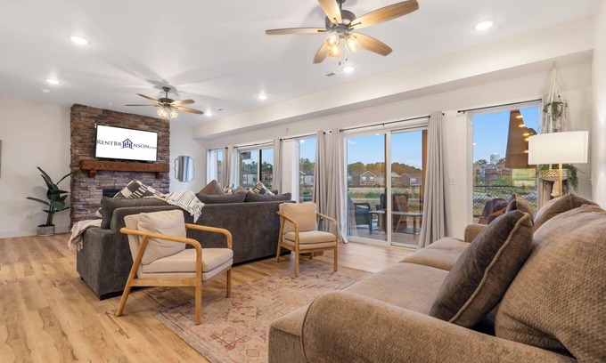 Branson House | Hot Tub, Free Daily Tickets, Shared Indoor Pool, Shuffleboard, Deck Space
