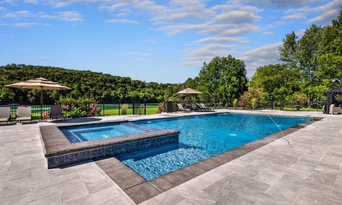 Branson House | House ∙ 15 bedrooms ∙ 44 guests