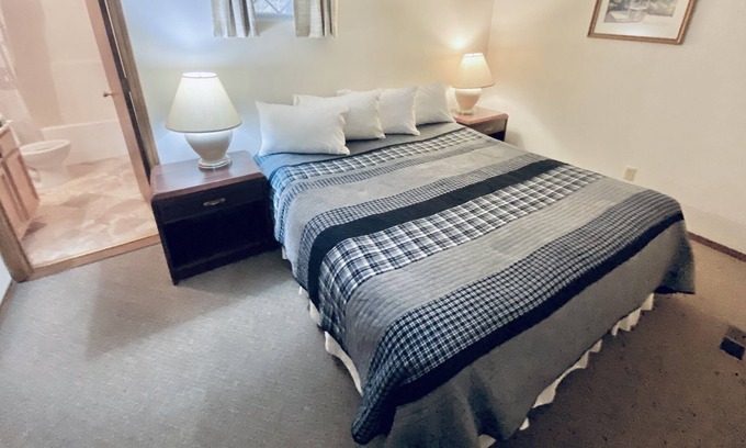 Indian Point House | Lake Lodge 48 - Resort Next to Silver Dollar City!