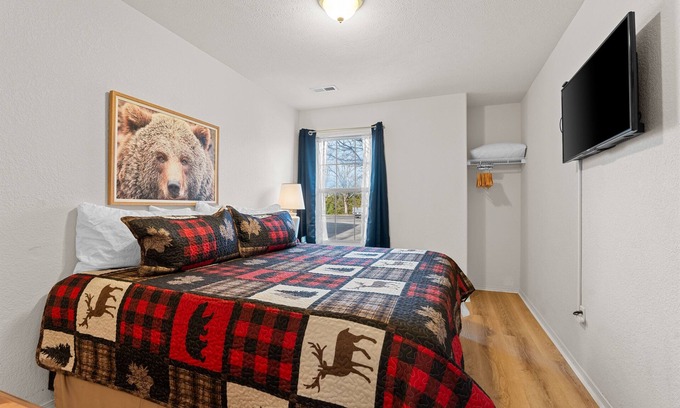 Indian Point House | Lake Lodge E - Resort Next to Silver Dollar City!