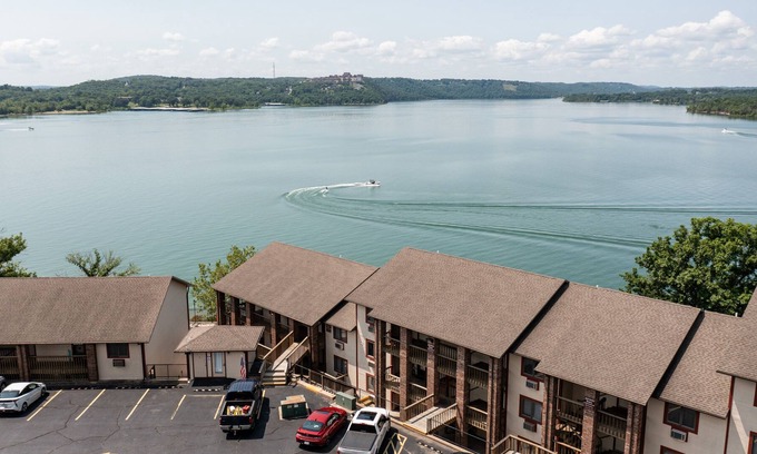 Kimberling City Condo | Lake Lover's Dream is a beautiful walk-in condo.