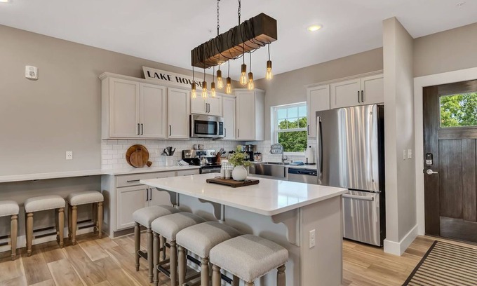 Table Rock House | Lake View-Billiards-Outdoor Pool-Pvt HotTub-Free Daily Tickets-Custom Decor-Close to Sdc