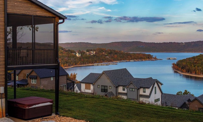 Kimberling City House | Lakefront Luxury Private Lodge Dock, Pool, Free Mini Golf, Hot Tub! 15 Min to SDC!