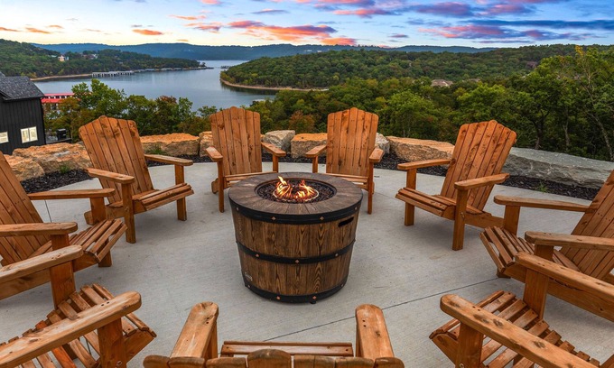 Kimberling City House | Lakefront Private Home FREE Mini Golf, Pickleball, Pools, Dock Toys The Best Family Getaway!