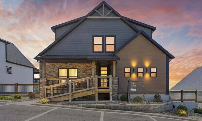 Hollister House | Lakeview Lodge for 36 with Indoor & Outdoor Pool!