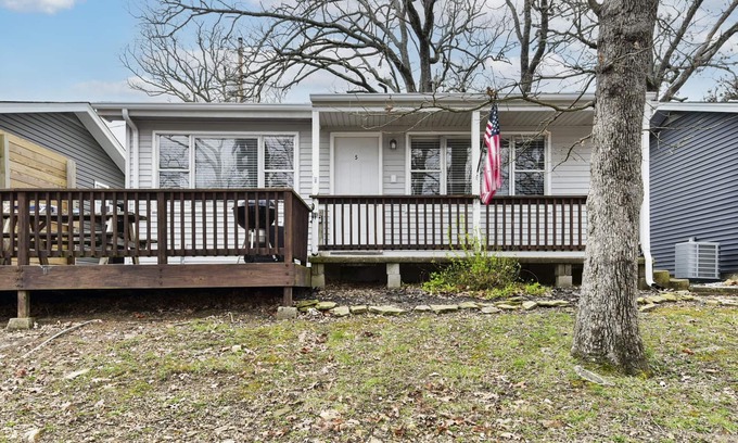 Kimberling City Cabin | Lighthouse 5-5B - Sleep up to 12! On the water - Updated - Slips! Sleep 10