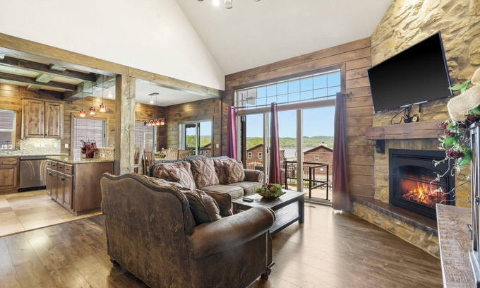 Indian Point House | Luxury Lakefront Villa F~HUGE POOL~Free Kayaks~2Mi to Silver Dollar City