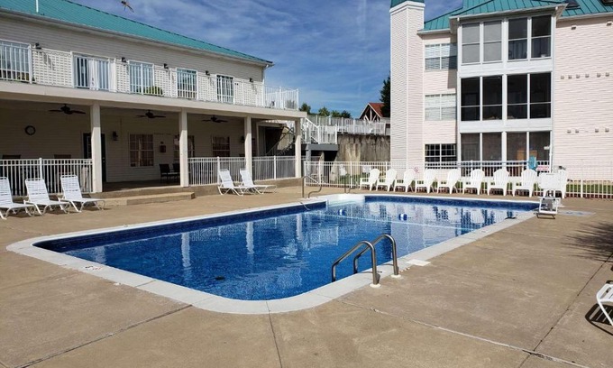 Branson House | Meadow Ridge 3 King Suites 8-6