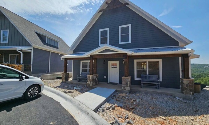 Indian Point House | Mtn Paradise Lake view Indoor/Outdoor pools/2 splash pads, Silver Dollar City