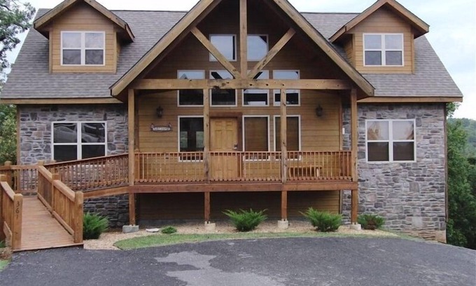 Indian Point Cabin | NEW INDOOR POOL 6BR 6BA Cabin Sleeps 22 By Silver Dollar City & Table Rock Lake