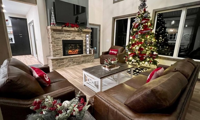 Kimberling City House | New Private Modern Lakefront Home with Pools, Dock & Amenities Close to Dogwood Canyon/SDC