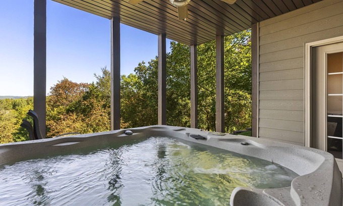 Branson West House | Newly Renovated, Free SDC tickets, Gated Community, Hot Tub, Air Hockey, Foosball, Board Games!