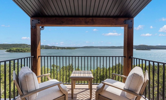 Hollister House | Panoramic Lake View, Billiards, Golden Tee Arcade, Private Hottub, Free Daily Tickets!
