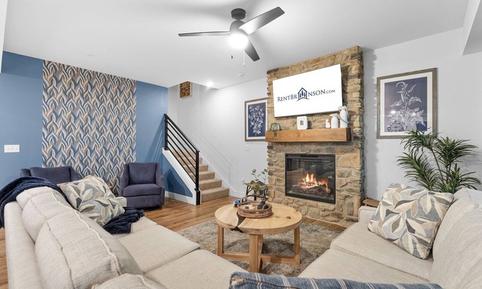 Hollister House | Panoramic Table Rock Lake Views, Hot Tub, Games, Free Branson Attraction Tickets!