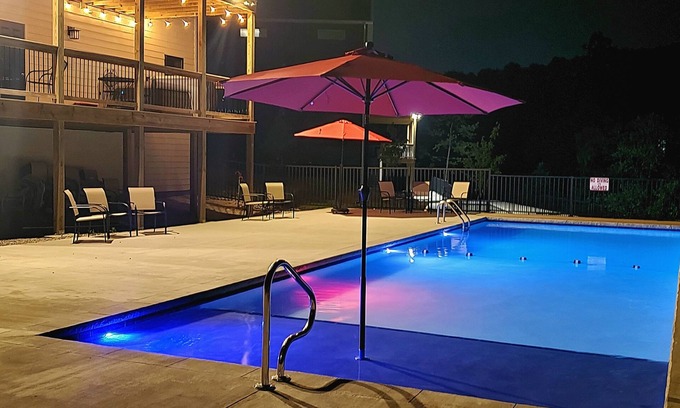 Branson House | Pool Opens March 10! Private Pool, Hot Tub, Arcade & more!