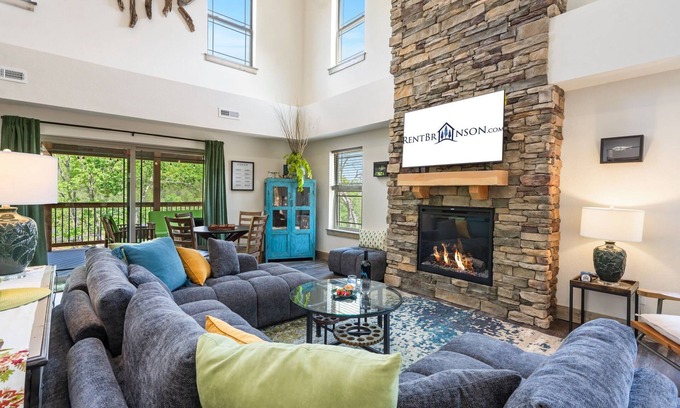 Hollister House | Premium Lodge w Water View Pvt Hot Tub Free Tickets Cmty Pool Near Table Rock