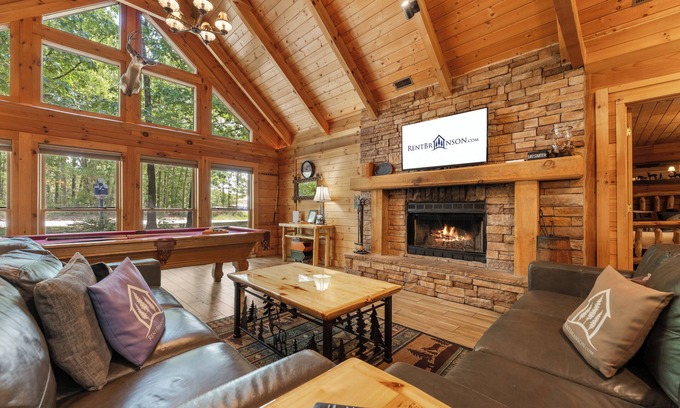 Ridgedale Cabin | Premium Log Cabin-Pvt Fenced Yard-HotTub-Near Thunder Ridge-Billiards-EV Car Charger-Free Tickets