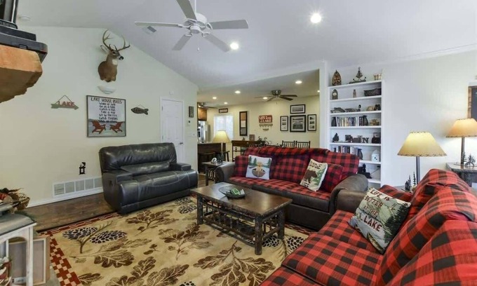 Ridgedale Apartment | Scenic Cove Lakefront Lodge – Spacious 4BR Retreat with Huge Deck, Hot Tub & Easy Access to Branson Fun!