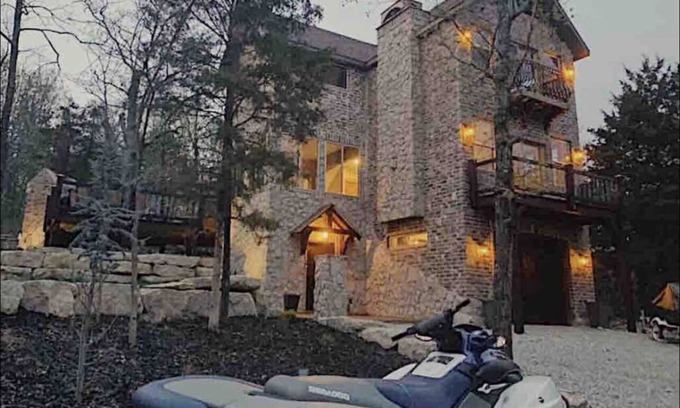 Big Cedars Cabin | Secluded family lake home by Big Cedar and Table Rock Lake. Must Experience