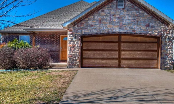 Branson Theater District House | 🎸SHOWS🎣LAKE⛳️GOLF🎢FUN🎡SHOP🎯InTown🏡Garage🇺🇸STAMPEDE❤️