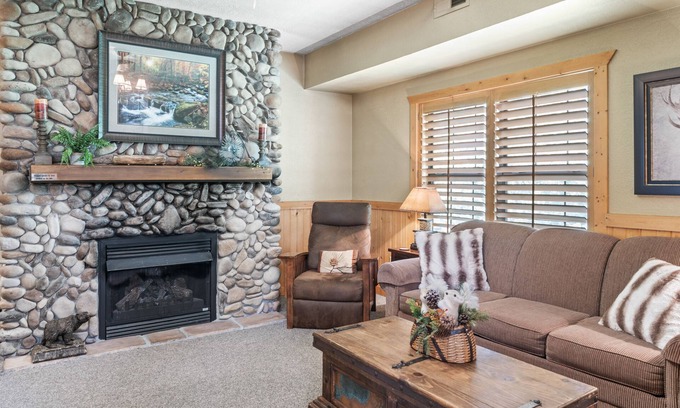 Branson Theater District Cabin | Spacious, Luxury 2BR+Loft Cabin with Fireplace & Balcony - Close to Entertainment!
